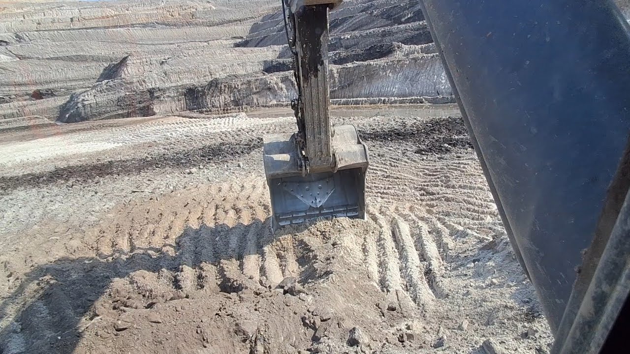 Excavator machine level cutting truck loading