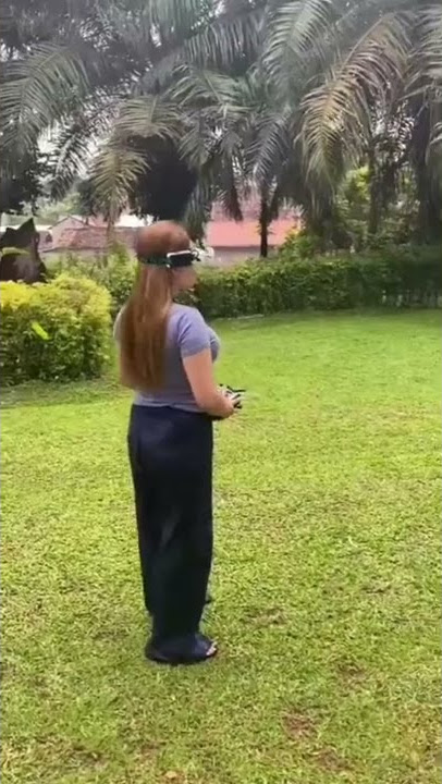Cewek cantik asik sendiri, ketawa sendiri 🤣 #shorts