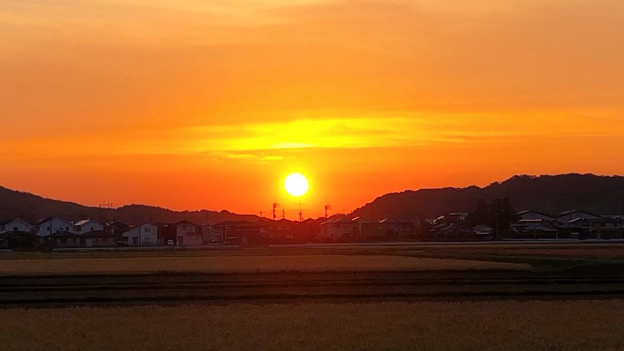 田舎の真っ赤な夕焼け空【初夏の田舎】 - YouTube