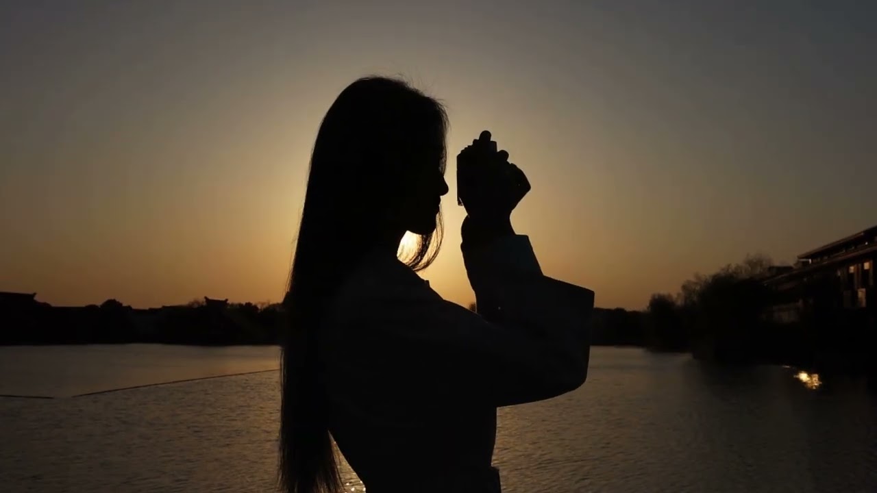 不必急着追问，熬过低谷，时光会给出所有答案。