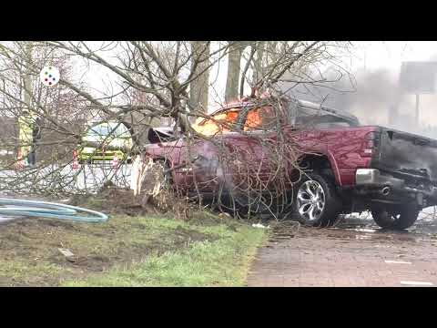 Oog op De Bilt   Pickup vliegt in brand na crash met boom in Maartensdijk