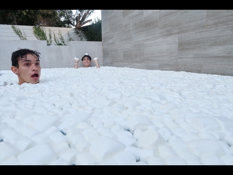 5,000-marshmallows-in-pool!