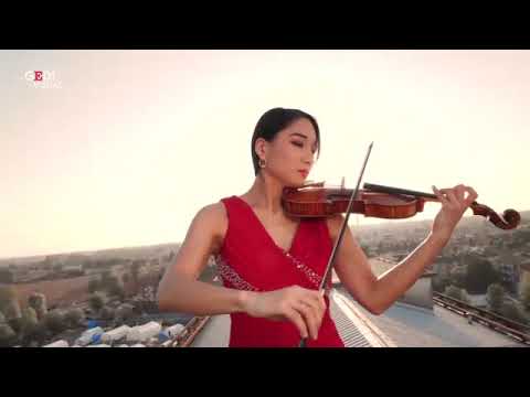 Coronavirus, Cremona: the violinist Lena Yokoyama plays Ennio Moricone on the roof of the hospital.