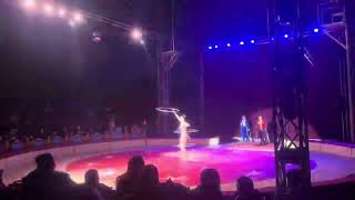 : Cirkus Ales tanecnica hula hop