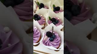 Ванильные капкейки с черничным конфи и клубничным компоте 🫐🍓💖 #капкейки #выпечка #торты Ванильные капкейки с черничным конфи и клубничным компоте 🫐🍓💖 #капкейки #выпечка #торты