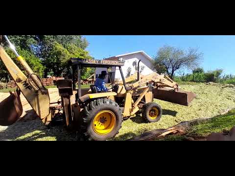 Retroescavadeira MF 86Hs socando silagem