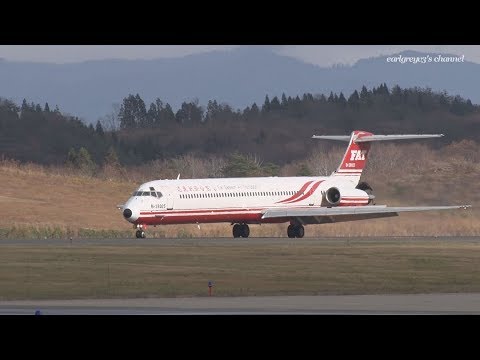 秋田空港 Far Eastern Air Transport (EF/FAT) McDonnell Douglas MD-83 B-28025 2018.11.24  @earlgreyv3