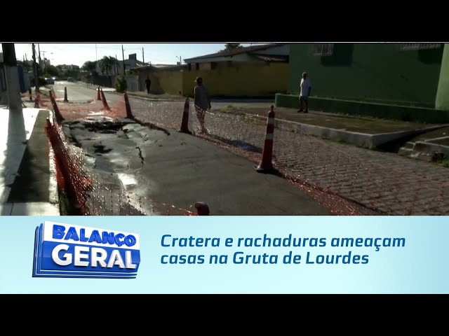 Cratera e rachaduras ameaçam casas na Gruta de Lourdes