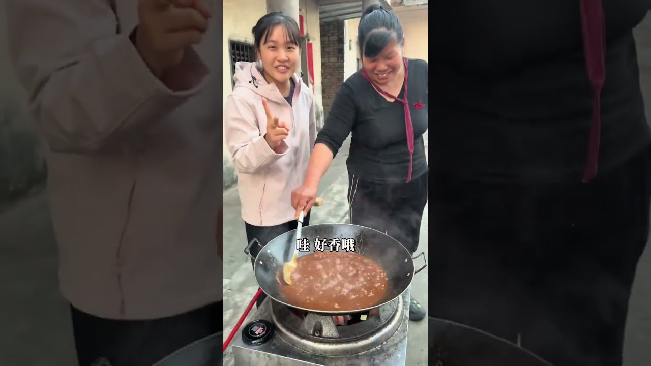 学长外婆很担心小芬，今天大家一起去看望外婆，学长爸妈买了黑山羊去做羊肉火锅，大家都在问的湛江灵魂牛杂酱，学长妈妈的教程来啦！蘸什么都好吃，一口就让阿姨回忆起了十几年前摆摊卖牛杂的日子...#广东