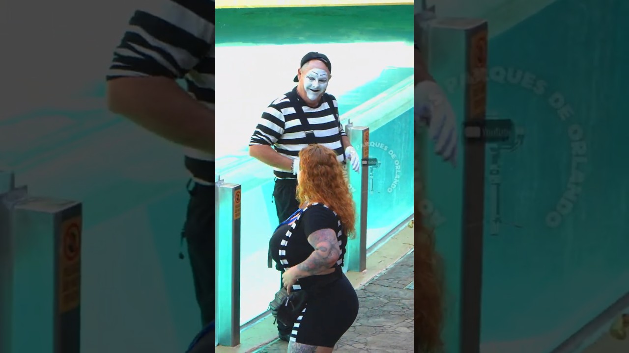 Tom o mímico gostou do suspensório desta mulher 😍❤️😂🤣 #tomthemime #seaworldmime