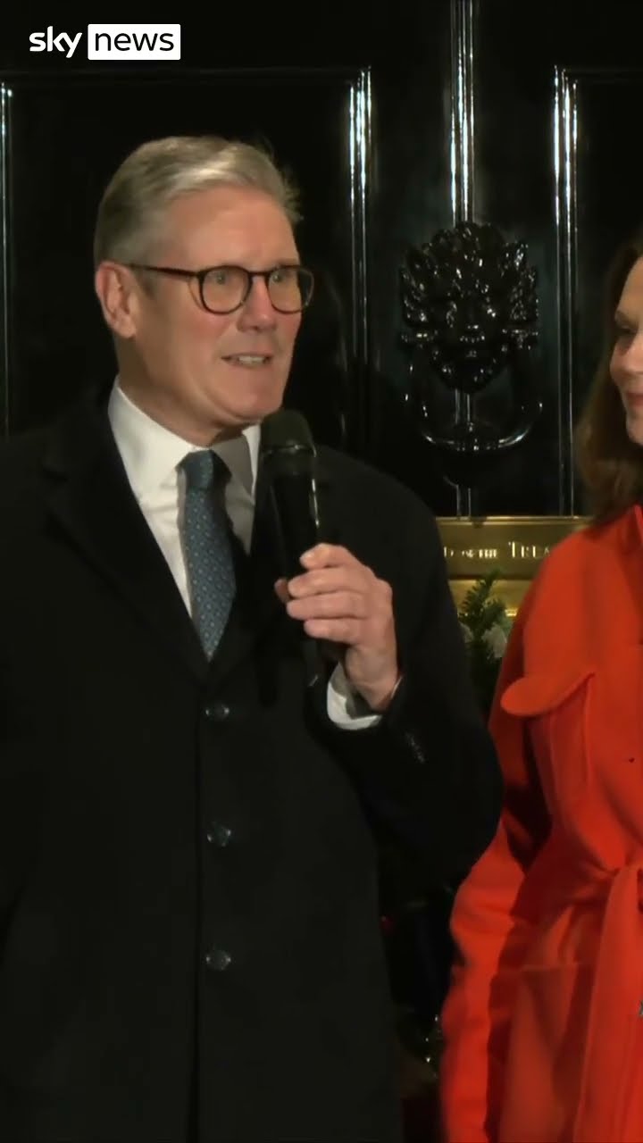 Starmer turns on Christmas lights