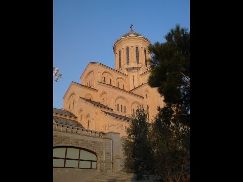 (8) სამების საკათედრო ტაძრის შესასვლელი.Trinity Cathedral entrance