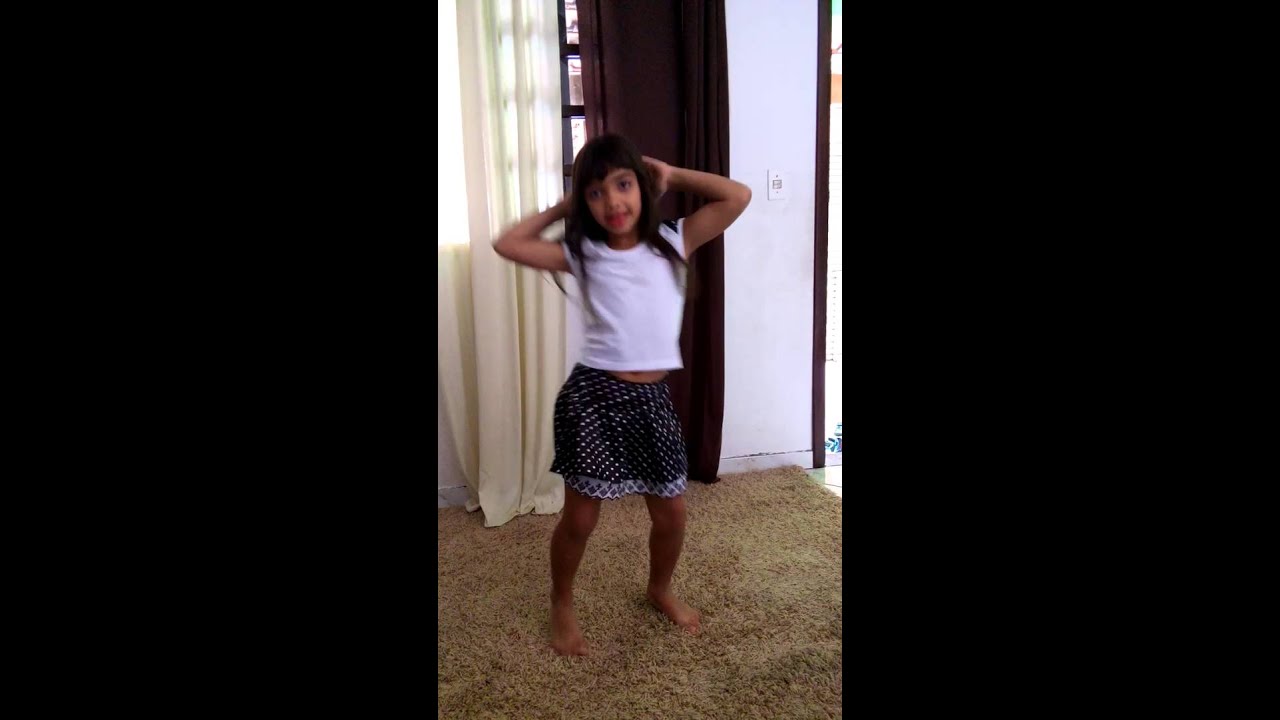 Menina dancando - YouTube