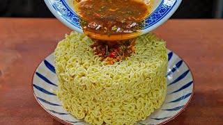 泡麵的神仙吃法，上鍋一蒸，保證吃一次忘不了，味道實在太香了 The magical way to eat instant noodles, steaming them is so delicious