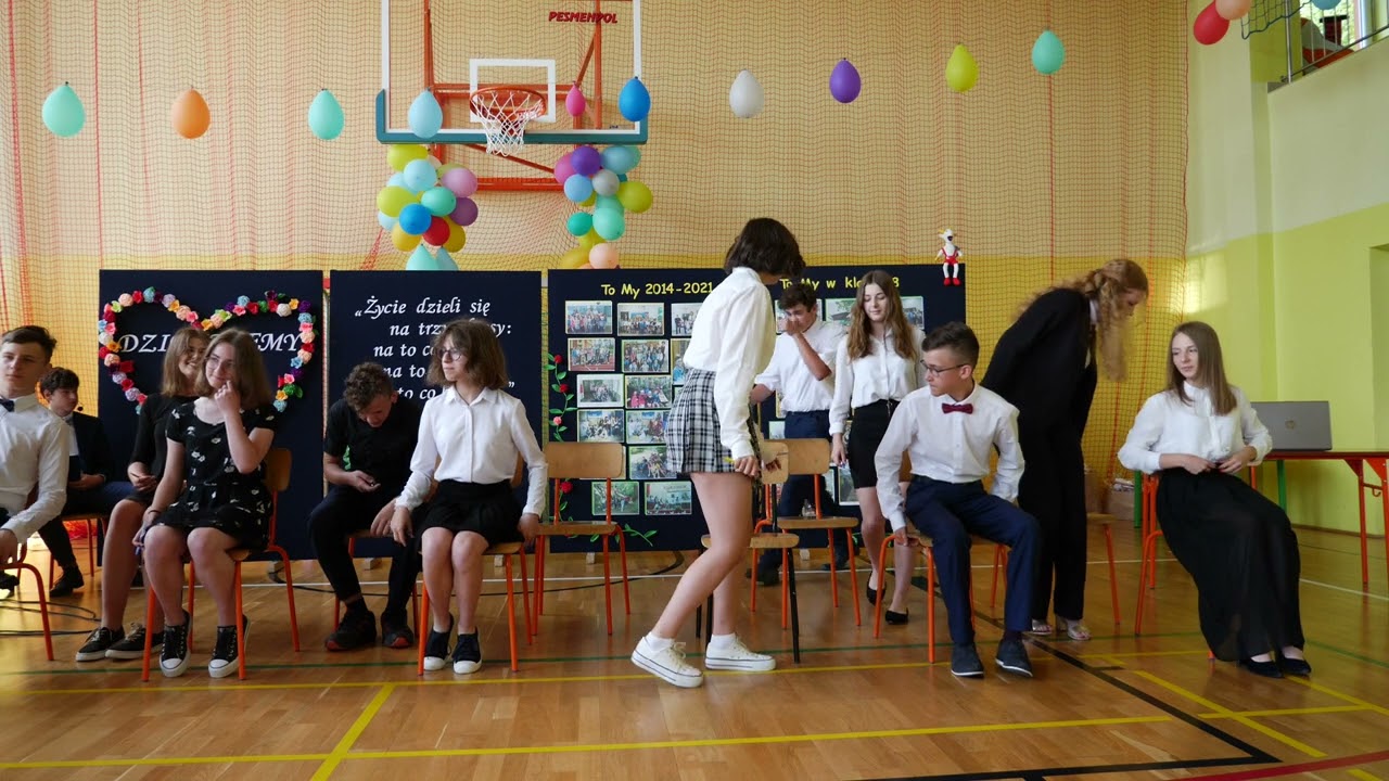 Zakończenie roku szkolnego 2022/23. Występ  klasy 8.