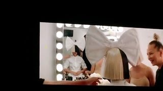Sia - Su cameo en el visual de Nostalgic For The Present tour (Full)