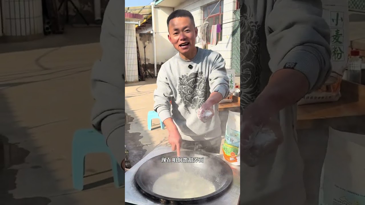 在很多西北农村人的记忆里， 馓饭曾是一道不太受欢迎的饭。 做法简单，食材便宜， 在那个物质匮乏的年代，它更多是为了填饱肚子。  那时候嫌它寡淡、不好吃， 却还是一碗一碗地吃着长大。  后来日子好了，