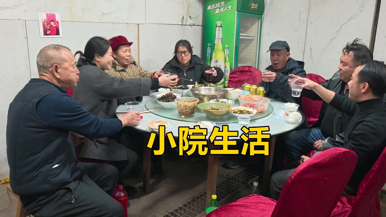 想吃野菜都不用上山找，小院週邊到處是蕨菜，老表過來打平夥【農人家三嫂】