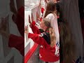 لاعب هوكي يهدى قرص ا لطفلة تبكي