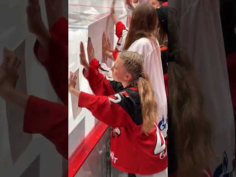 لاعب هوكي يهدى قرص ا لطفلة تبكي