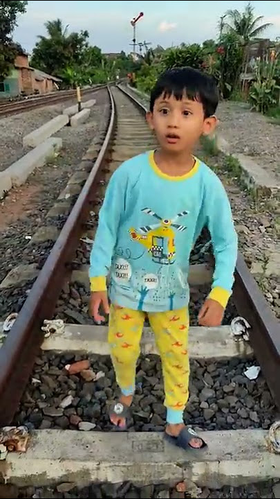 Kaget Ada Kereta Datang #keretaapi
