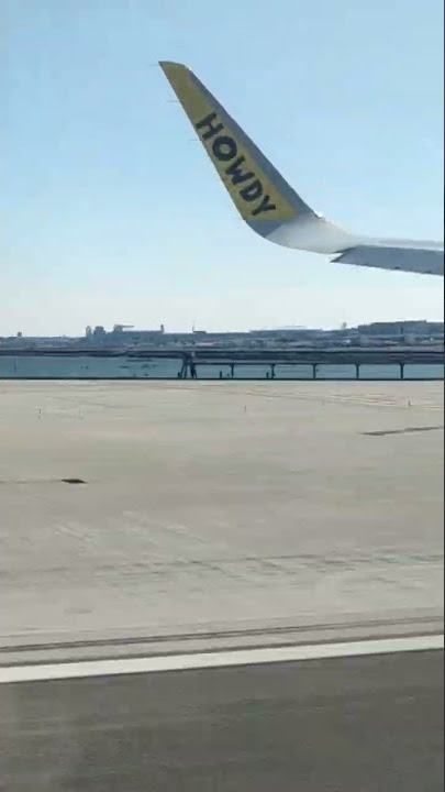 Landing @ LaGuardia Airport Queens LGA ✈️ [daily dose of New York 🍎] #shorts #laguardia #airport