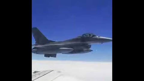 Il est escorté par des avions de chasse pendant son vol!