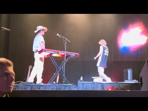Is Yung Gravy Cute? Yung Gravy The Grits and Gravy Tour Waukee