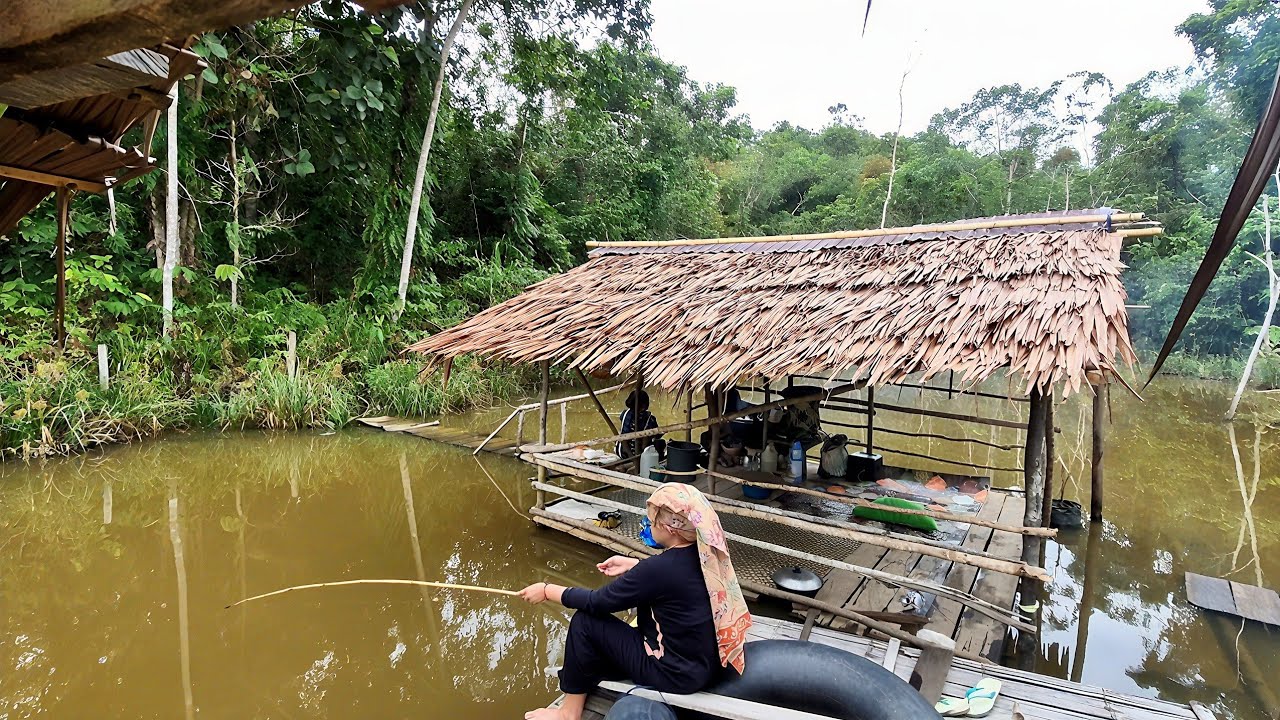 Kehidupan Kampung Dayak Muslim Di Bulan Ramadhan, Menu Buka Puasa Masak Petai dan Kue Tradisional