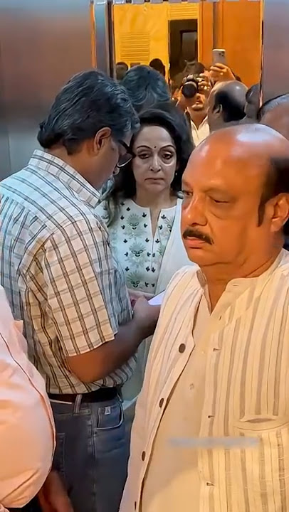 Hema Malini &daughter Esha crying to seeing Dharmendra in hospital #shorts #youtubeshorts #bollywood