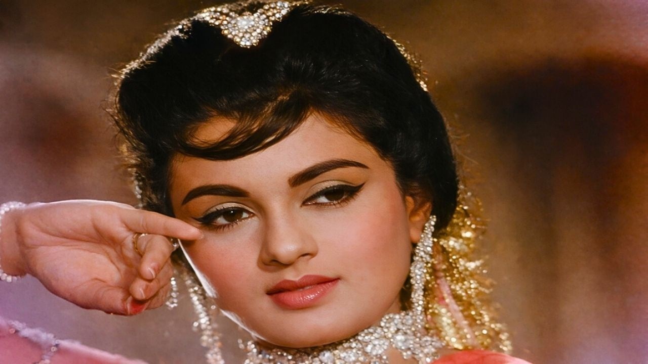 Mujra Special 💃 | आँखों आँखों में किसी से बात हुई है | Manna Dey, Lata , Asha | Janwar (1965)