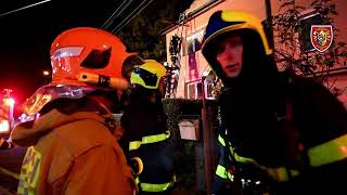 22.8.2023 Šest hasičských jednotek bojovalo s požárem střechy domu ve Vratimově | HZS MSK