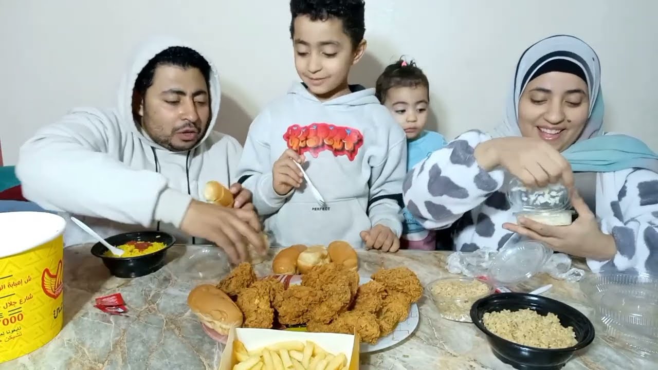 تحدي اكل هاني فاجئنا جاب لنا اكبر جردل فراخ🍗 تشكن كنا طايرين من الفرحه 💃