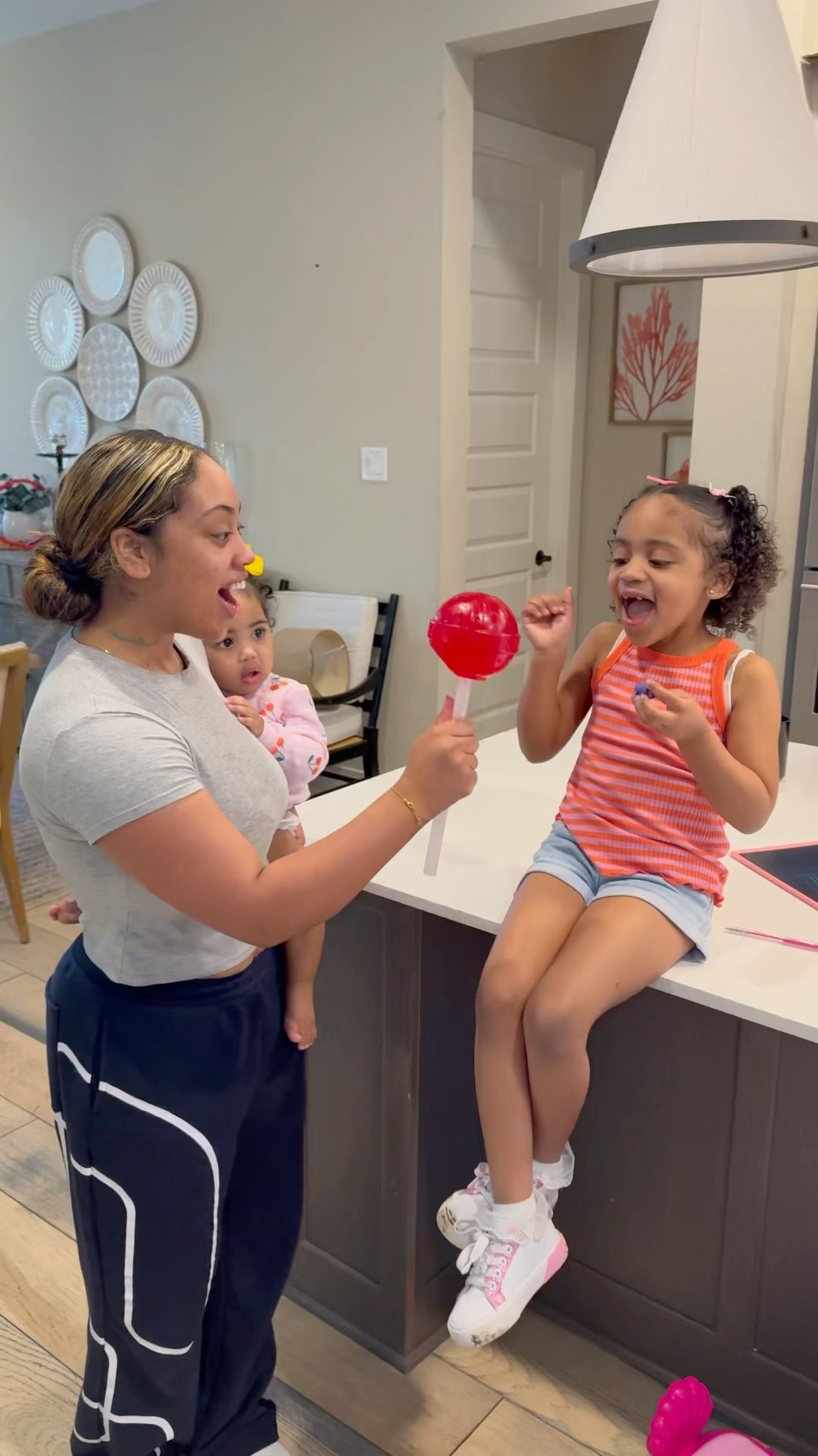 Mom surprises Londyn with giant lollipop after pulling her teeth out #shorts
