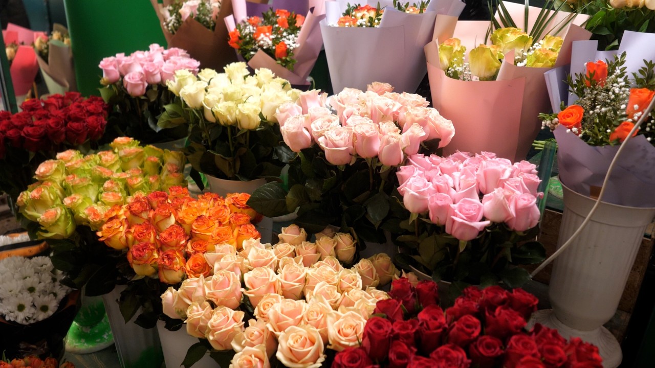 Чи вважають житомиряни актуальним дарувати букети на 8 березня та які ціни на квіти цього року