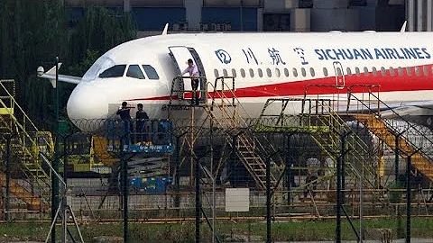 Sichuan Airlines co-pilot nearly sucked out of airplane mid-flight - DayDayNews