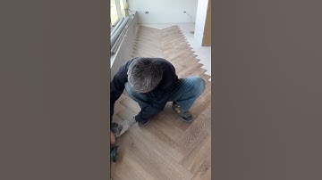 thi công sàn nhựa hèm khóa xương cá 2025