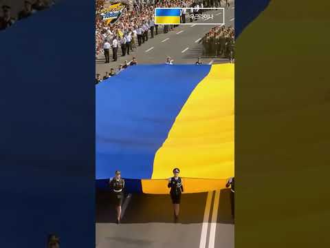 밝은모습의 우크라이나 여군 군사 퍼레이드와 이를 지켜보는 젤렌스키