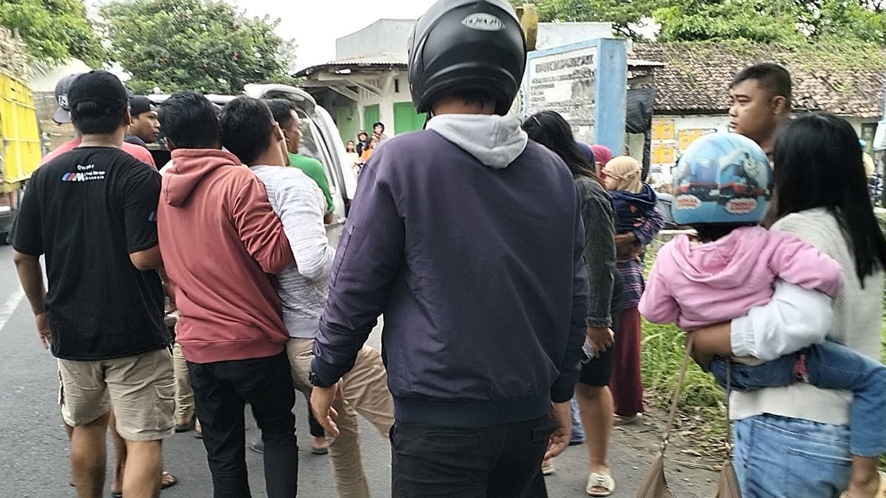 KECELAKAAN DUA PESEPEDA MOTOR DI PEREMPATAN NGLETIH KOTA KEDIRI || LAKALANTAS KORBAN