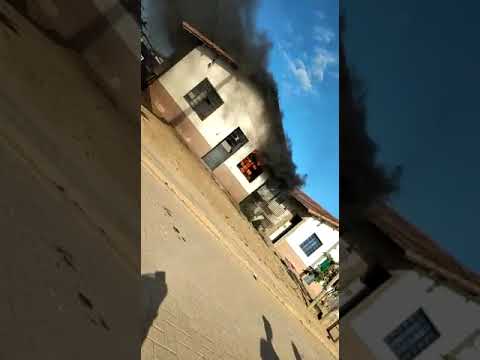 Casa pega fogo no residencial Rio Doce