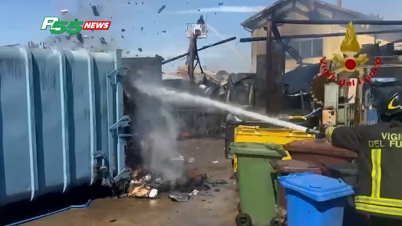 Lainate - Incendio in azienda agricola, pompieri sul posto