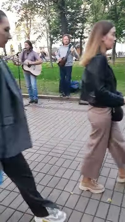 Группа крови на рукаве (уличные музыканты на чистых прудах) - YouTube