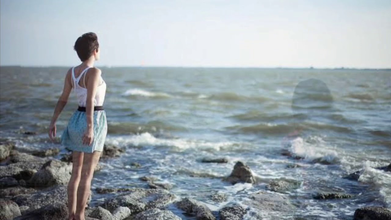 красивый фон для коллажа. девушка на берегу. свобода картинки. обои свобода преображения. заставка на рабочий стол минимализм.