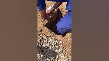 تصوير دفن واضح لي طفل في مقبرة شمال الرياض المقطع للعضه والعبرة اللهم اجعله شفيع لي والديه 