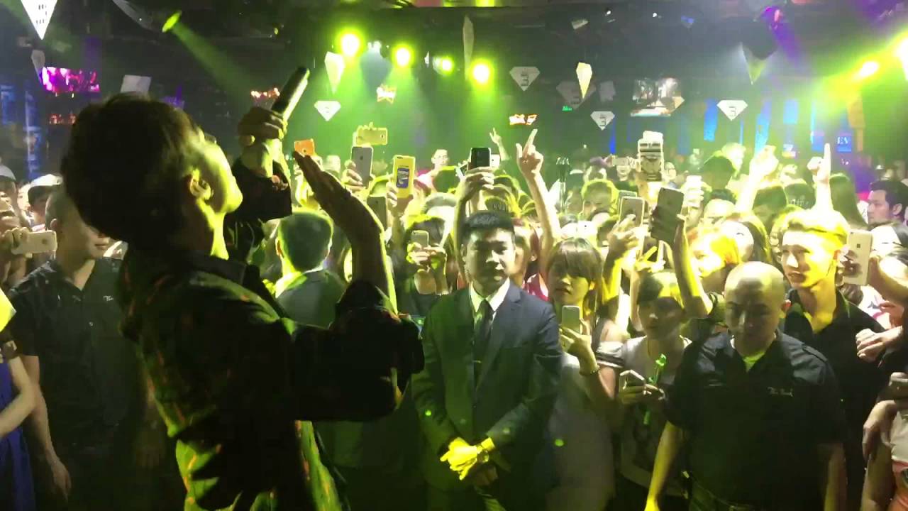 Sơn Tùng MTP - Buông Đôi Tay Nhau Ra (live @The Bank Hanoi)