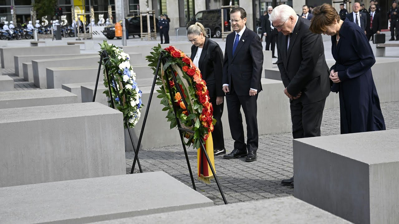 Macron legt Kranz am Holocaust-Mahnmal in Berlin nieder