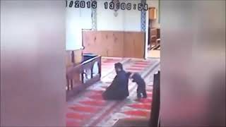 انظر طفل يلاعب ابيه فى المسجد وكيف كان رد فعل الأب بعد انتها الصلاه