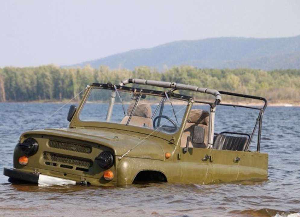 Уаз едет под водой