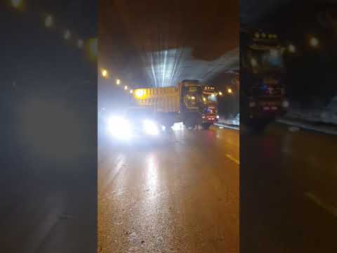 إنزلاق كميون داخل نفق شكا