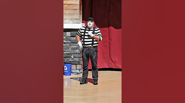 The mime Tom took the microphone 🎤 to speak 😂🤣 #tomthemime #seaworldmime #seaworldorlando #funny